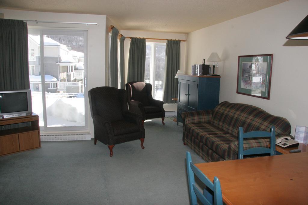 Condos Stoneham Room photo